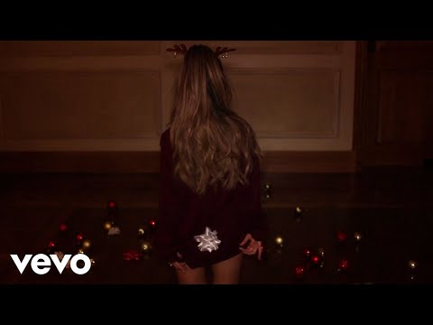 Ariana Grande – Santa Tell Me